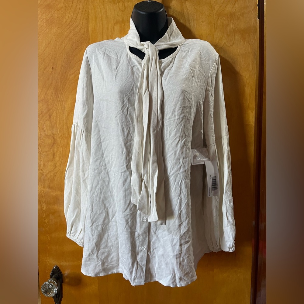 Just fabulous, size XL, off white tie neck.